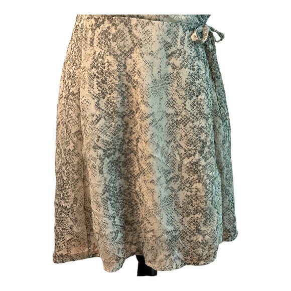 ABERCROMBIE & FITCH wrap dress, animal print, size small. Fully lined. - Picture 7 of 8